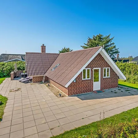 Just 500 Meters From Both The Sea And The Town, Lovely, Well-maintained Is Situated Ringkøbing