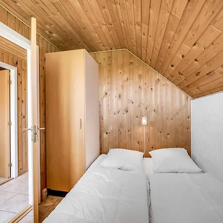 Just 500 Meters From Both The Sea And The Town, Lovely, Well-maintained Is Situated * Ringkøbing