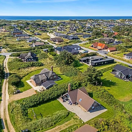 Just 500 Meters From Both The Sea And The Town, Lovely, Well-maintained Is Situated Ringkøbing