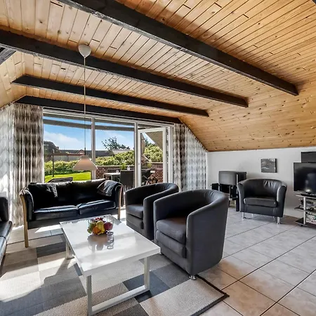 Just 500 Meters From Both The Sea And The Town, Lovely, Well-maintained Is Situated Hébergement de vacances Ringkøbing