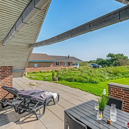 Just 500 Meters From Both The Sea And The Town, Lovely, Well-maintained Is Situated Ringkøbing